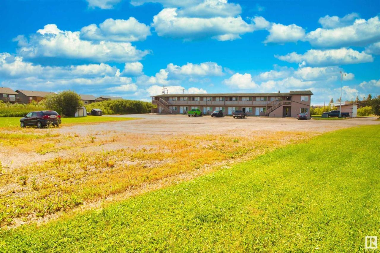 Kings Court Motel Cold Lake Exterior photo